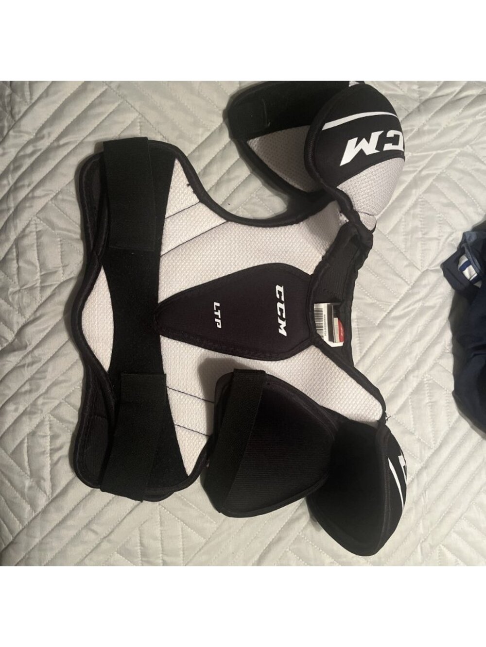 CCM LTP Hockey Shoulder Pads NHL   Size YT Large 25'-28'